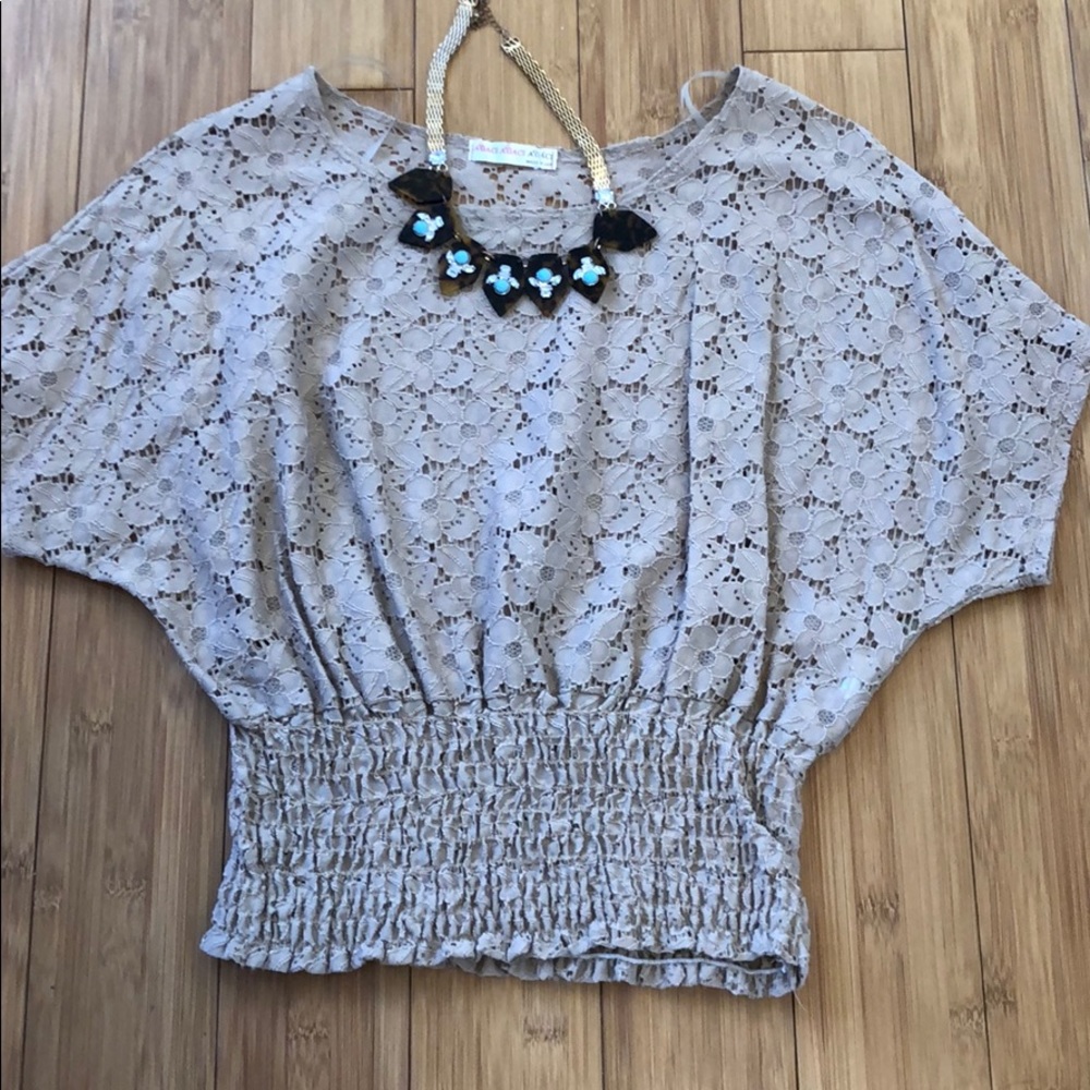 Agaci Beige/Tan Lease floral blouse/top🐚🐚